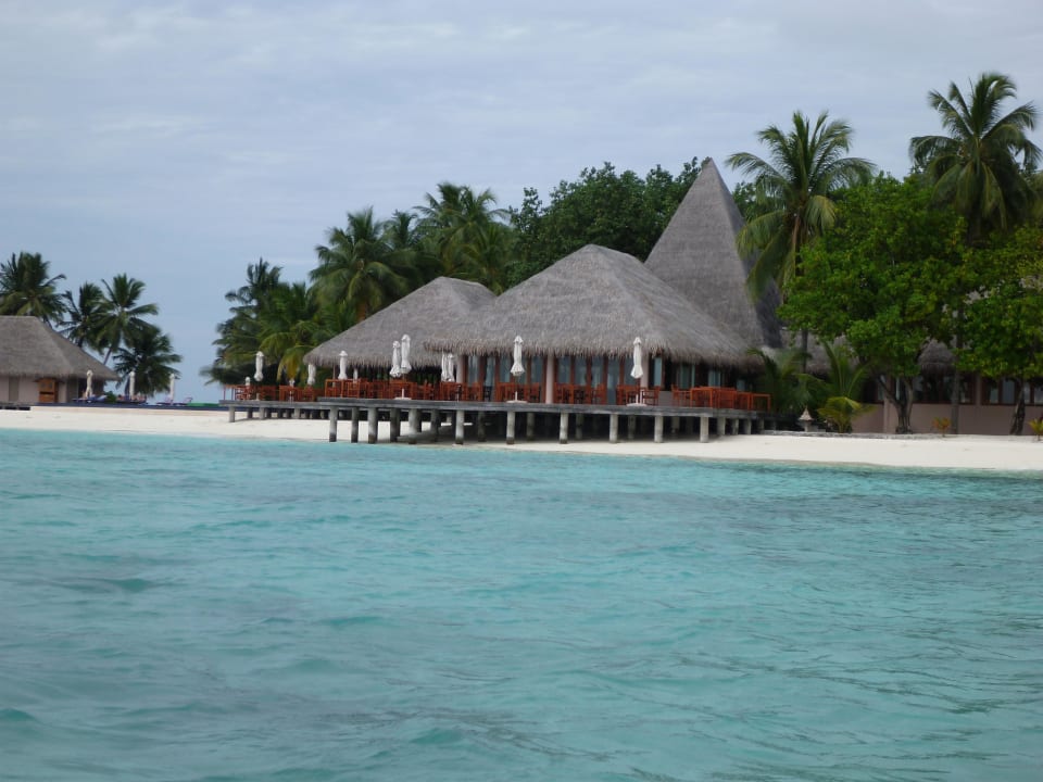 Restaurant vom Wasser aus Veligandu Maldives Resort Island