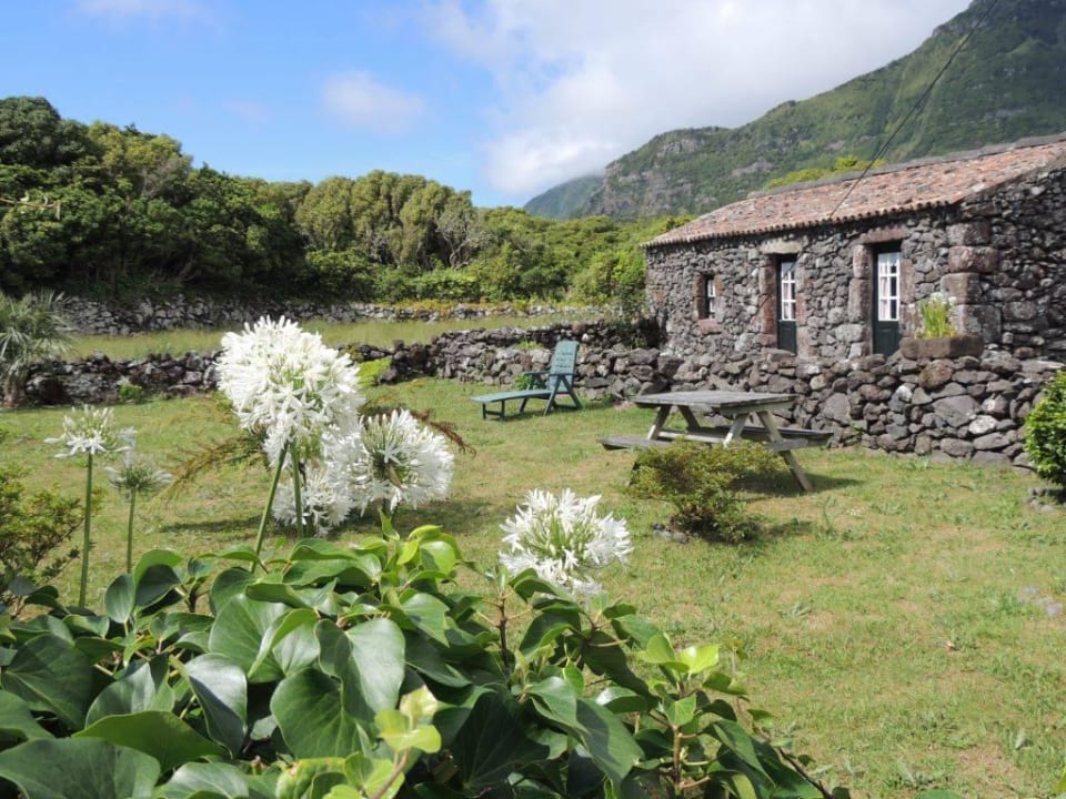 Eines der Häuser von außen Hotel Aldeia da Cuada