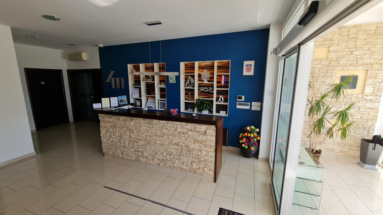 Lobby Hotel & Apartments Vila 4m