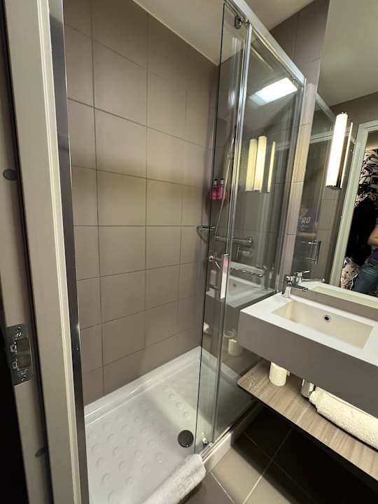 Zimmer Moxy London Heathrow Airport