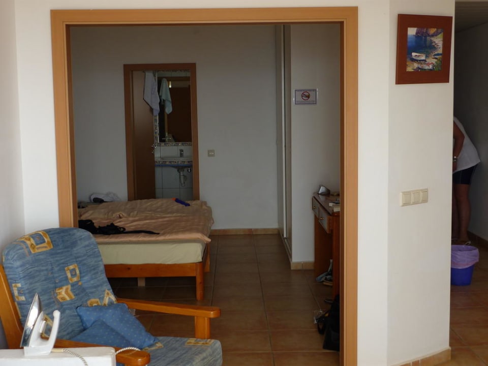 Vom Wohnzimmer über Schlafzimmer ins Bad Marina Playa Suite Hotel