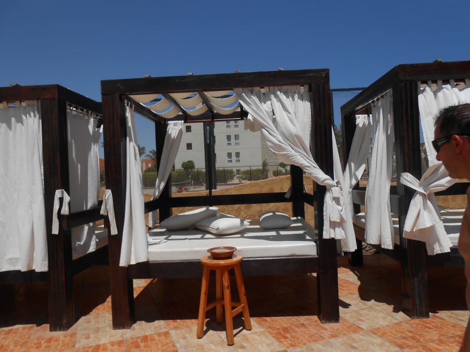 Sonnenliegen am Pool Pickalbatros Dana Beach Resort - Hurghada