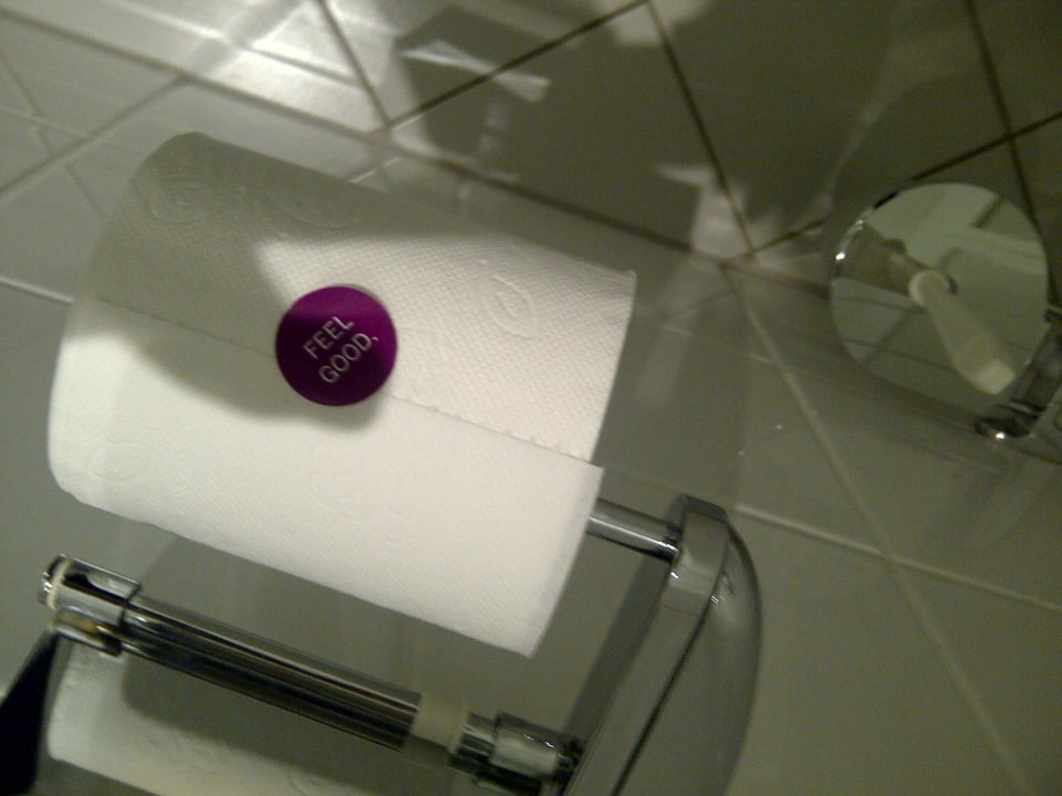 WC: Aufkleber statt Dreieck AMERON Berlin ABION Spreebogen Waterside