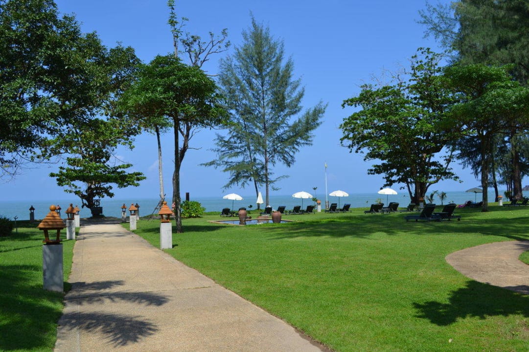 Weg zum Strand und den Sonnenliegen Khao Lak Merlin Resort