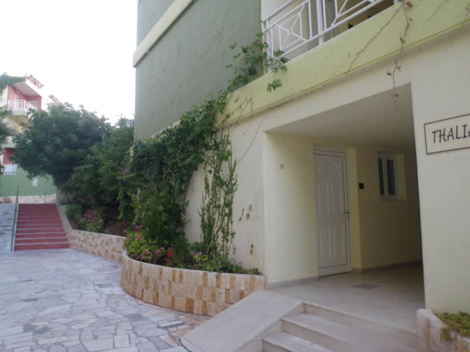 Widok na jeden z budynków Eri Beach & Village