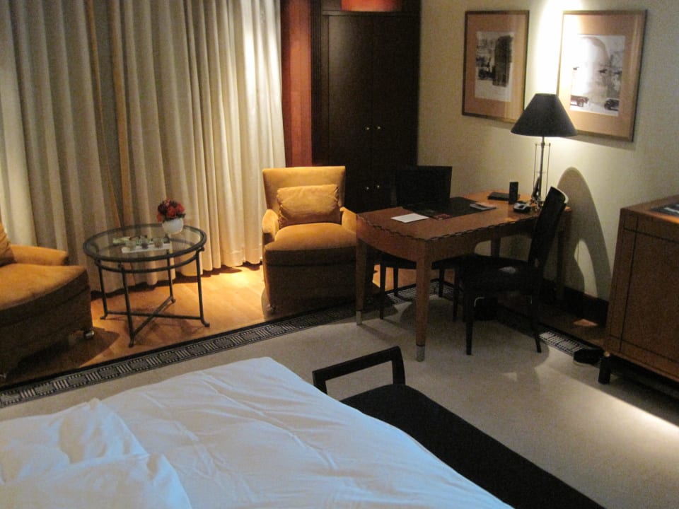 Sehr geräumiges Zimmer Hotel Adlon Kempinski Berlin