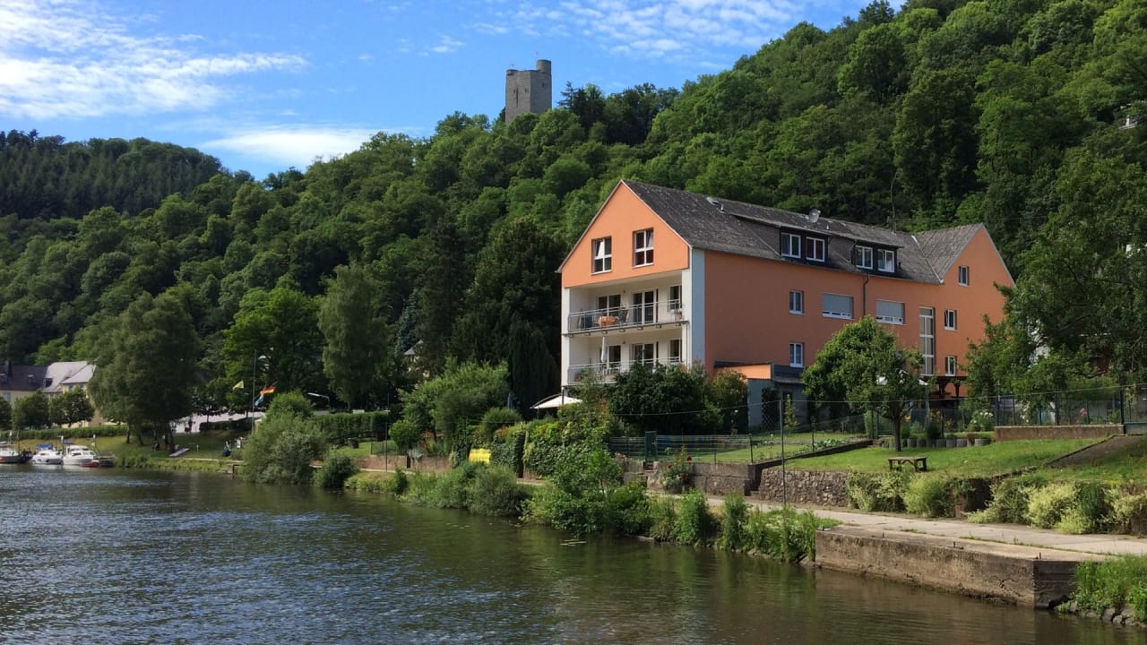 Außenansicht Haus am Fluss