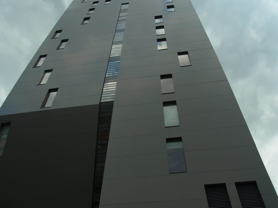 Ostfassade Hilton Garden Inn Innsbruck Tivoli