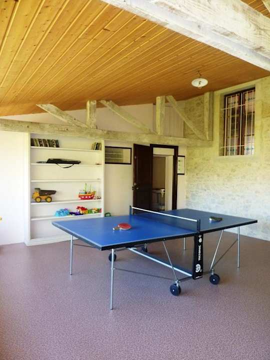 La galerie : Table et fauteuils, ping pong Guesthouse La Demeure du Fierloz