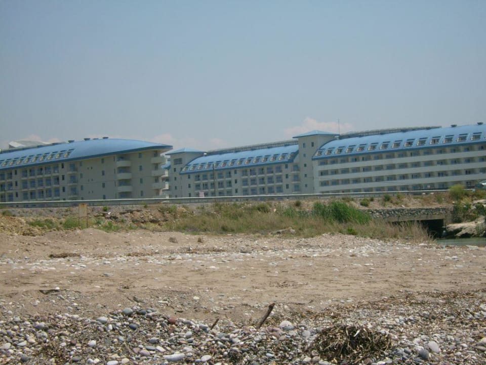 Blick vom Strand zum Hotel Crystal Admiral
