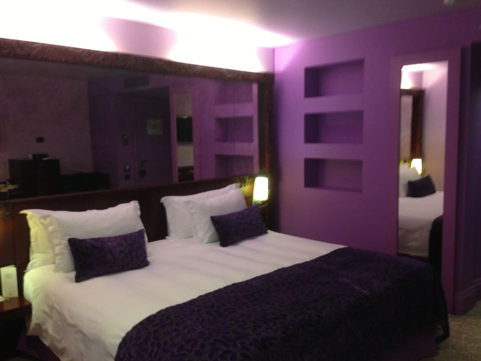 Bett, im Hintergrund Bad Hotel Domina Prestige St. Petersburg