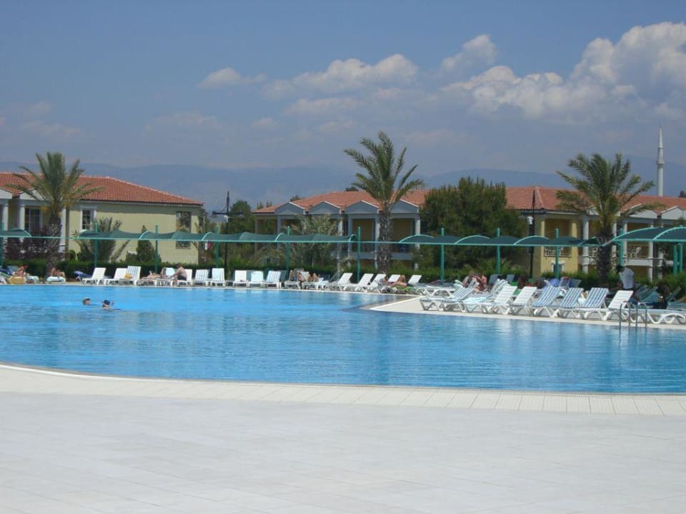 Großer Pool am Hauptrestaurant Asteria Family Resort Side