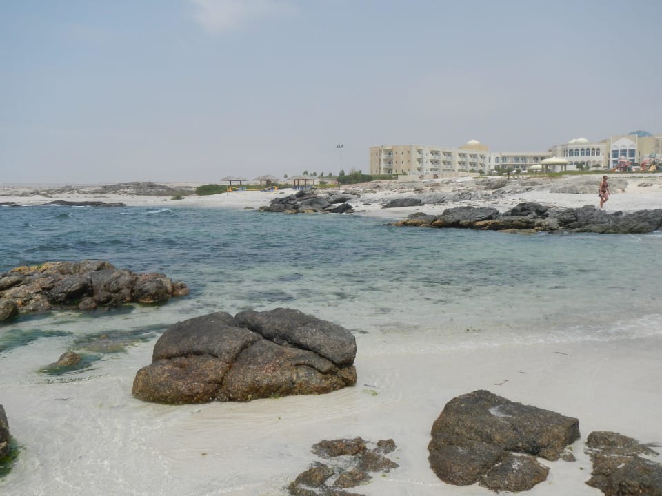 Hotel vom Strand gesehen Wyndham Garden Salalah Mirbat