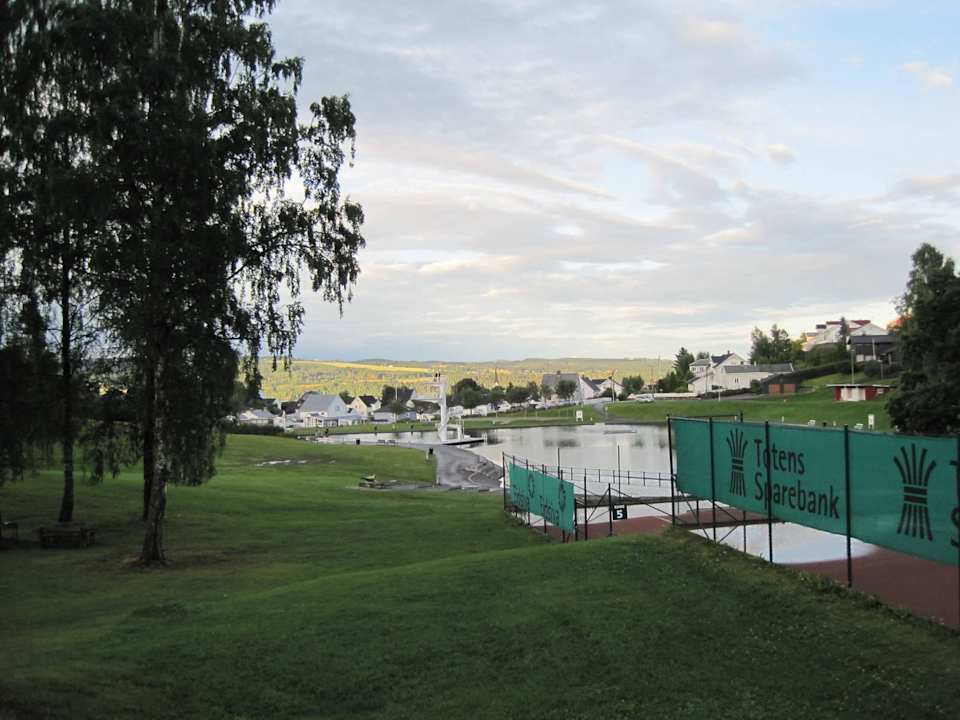 Tennisplatz und öffentl. Bad vor dem Vandrerhjem Hotel Hovdetun - Gjøvik Vandrerhjem