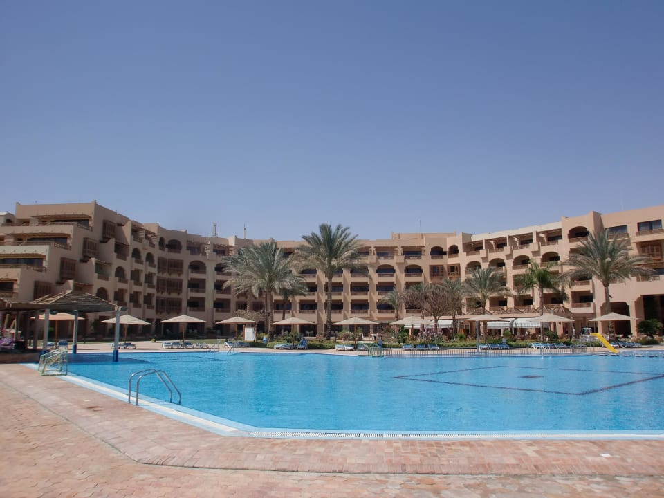 Pool mit Teile des Hotels Continental Hotel Hurghada