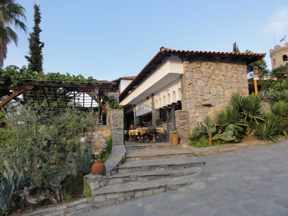 Eingang zum Restaurant am Abend Hotel Geranion Village