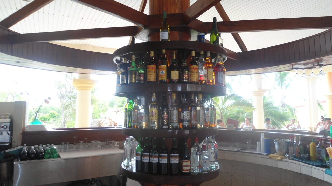 Teil der Alkoholauswahl an der 24 h - Bar - Rum! Sol Rio De Luna y Mares
