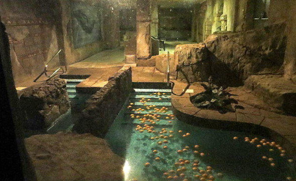 Warmwasserbecken, gefüllt mit frischen Orangen BLUESEA Costa Jardin Spa