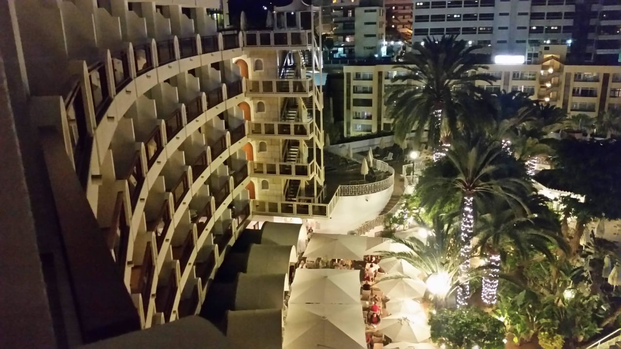 Blick auf den offenen Restaurantbereich Seaside Hotel Sandy Beach