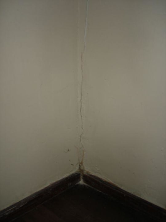 Popękane sciany Pension Poczta Caffe