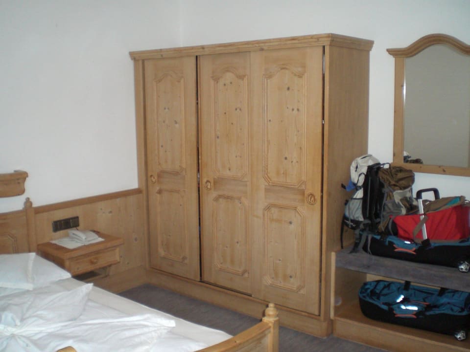 Kleiderschrank Zimmer 101 Hotel Kirchenwirt