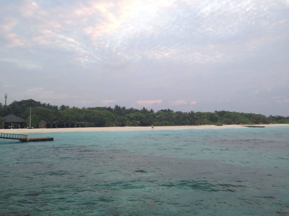 Blick v. Nordpier a.d. Insel; Bungalows hinterGrün Adaaran Select Meedhupparu Island Resort - Premium All Inclusive