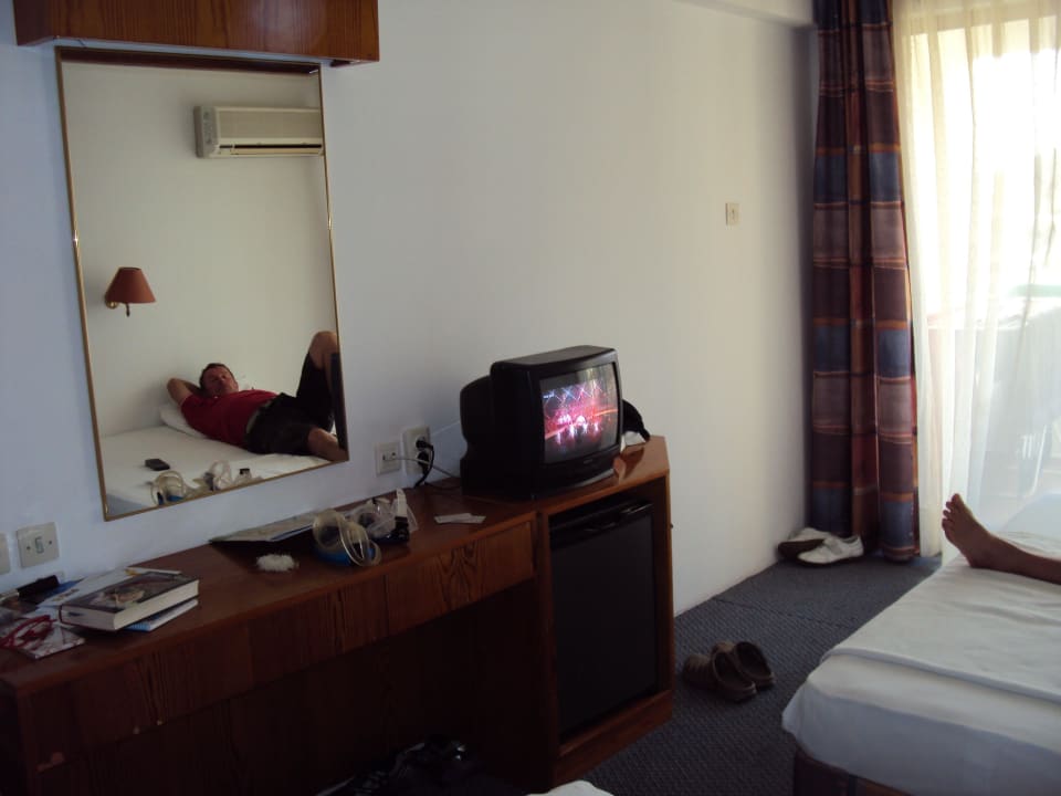 Blick auf den Fernseher Hotel Grand Efe