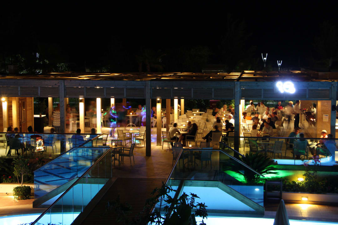 Poolbar in der Nacht Sentido Trendy Verbena Beach