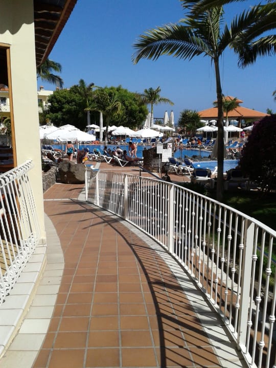 Der Weg zur Poolanlage R2 BUGANVILLA Hotel & Spa