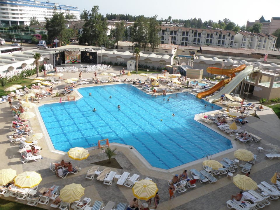 Widok z pokoju na basen i zjeżdżalnie Miarosa Konaklı Garden
