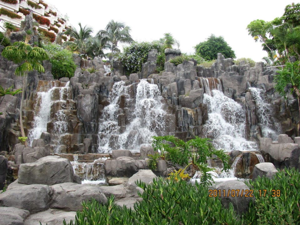 Catarata en el jardin Landmar Playa La Arena