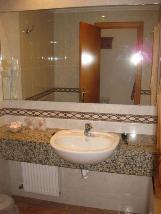 Bad Zimmer 225 Universal Hotel Perla