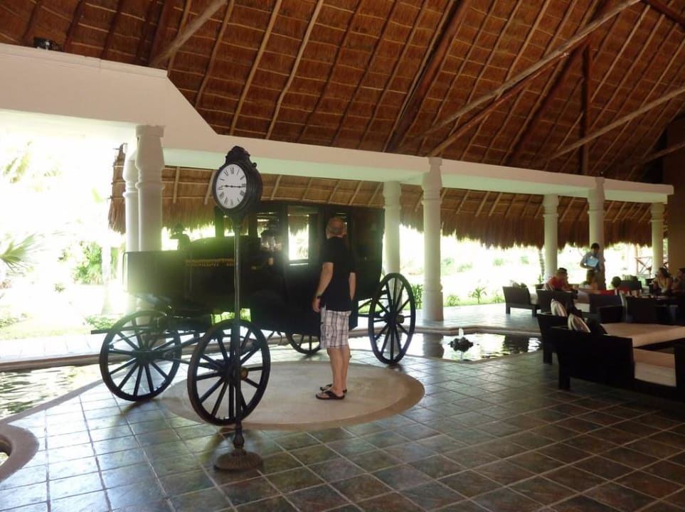 Alte Kutsche in der Lobby Catalonia Playa Maroma