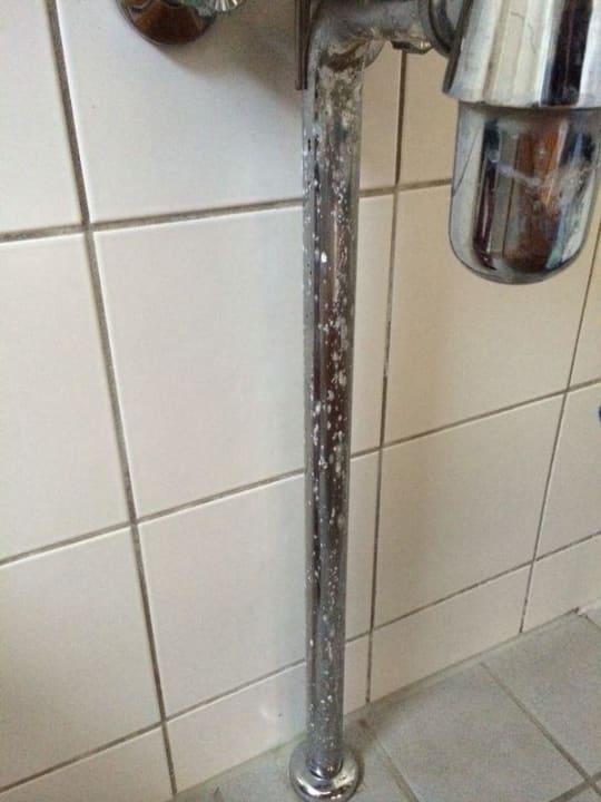 Verkalktes Abflussrohr unterm Waschbecken Center Parcs Park Nordseeküste