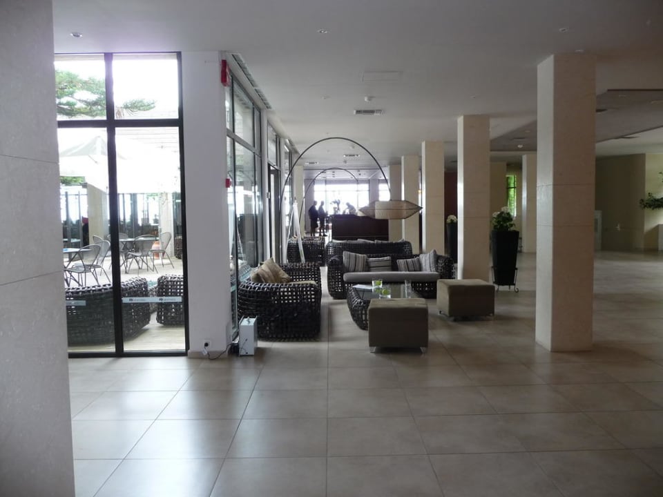 Schöner, heller Eingangsbereich Aeolos Beach Resort