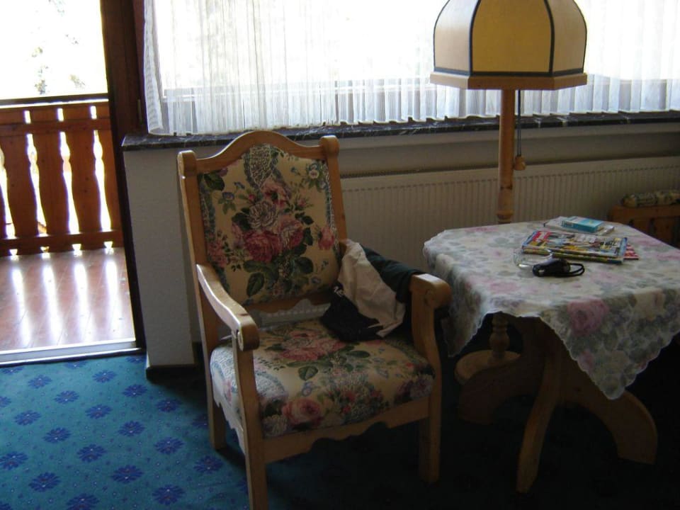 Sitzecke mit Aussicht auf den Balkon Hotel Zum Stern