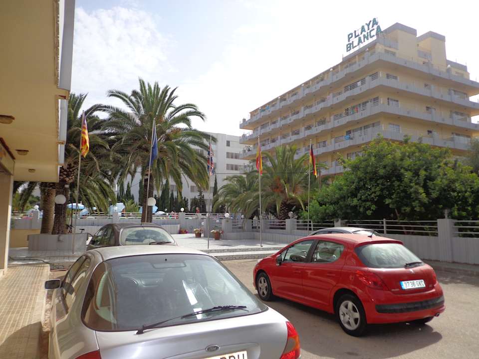 Hotel von der Strasse aus Bei Juan Playa Blanca