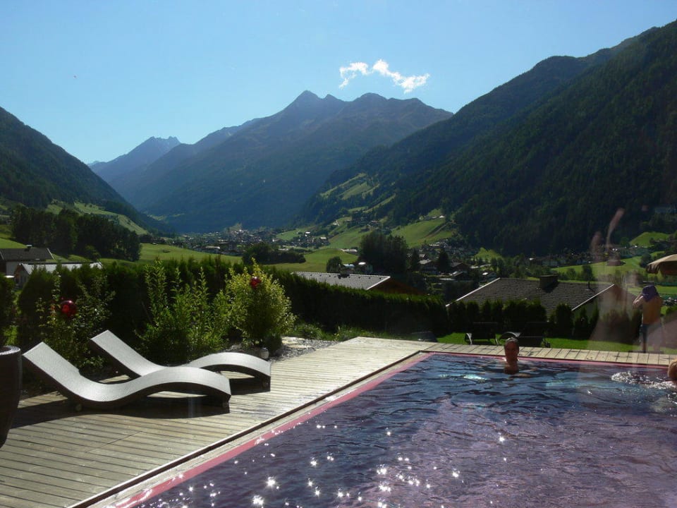 Poolausblick ins Tal Lifestyle Panorama Hotel Erika