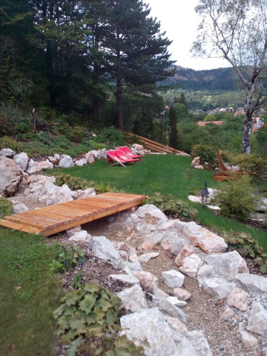 Schön gestalteter Garten hinter dem Haus Landgasthof Zur Schubertlinde