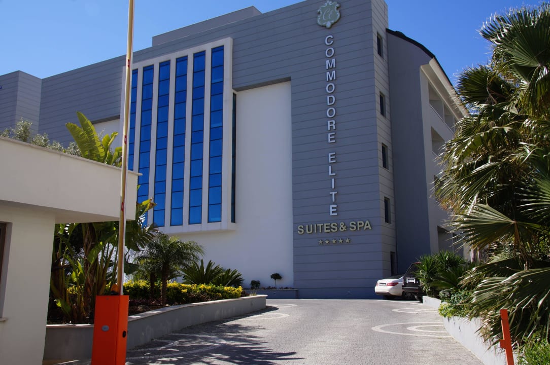 Hotelzufahrt Commodore Elite Suites & Spa - Adults only