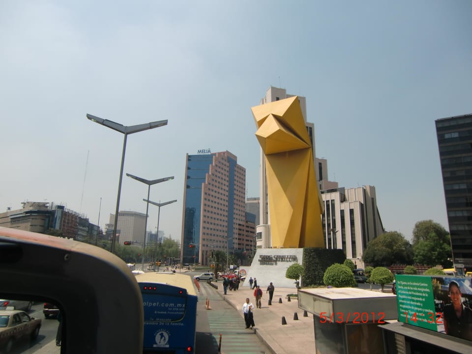 Vom Touribus aus die Außenansicht des Hotels Barceló México Reforma