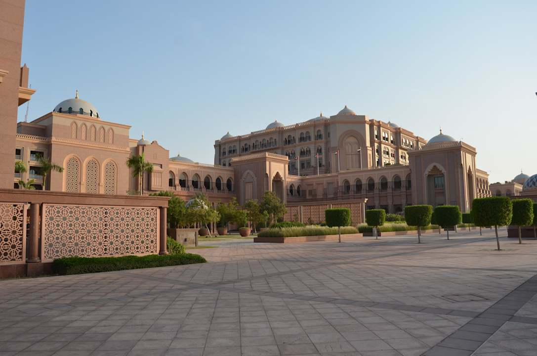 Teil des Hotels vom Strand aus Emirates Palace Mandarin Oriental