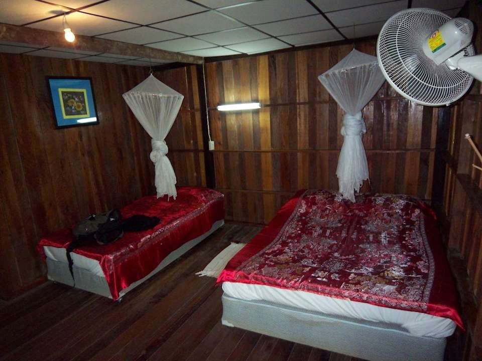 Bungalow von innen Hotel Khao Sok River Cottages