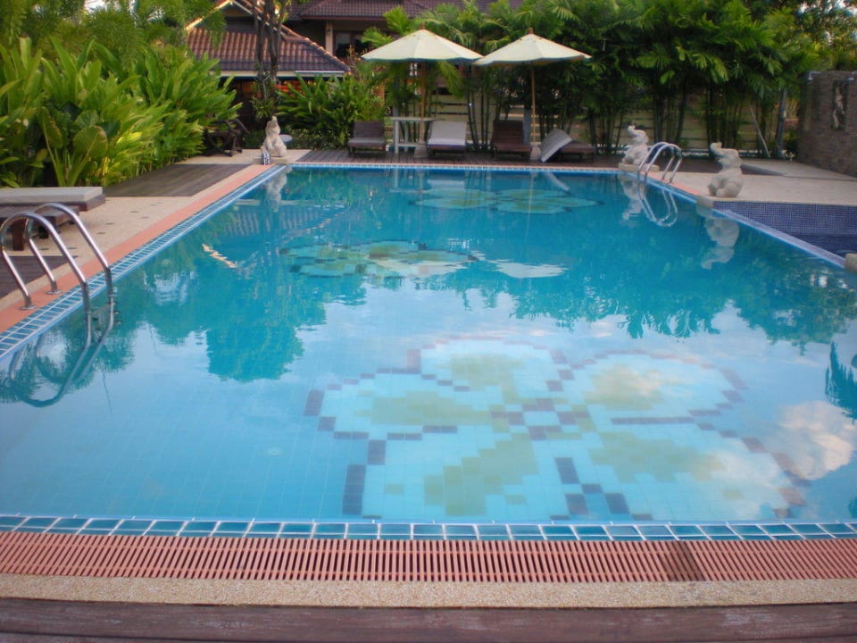Piscina con mosaici Hotel Le Charme Sukhothai Resort