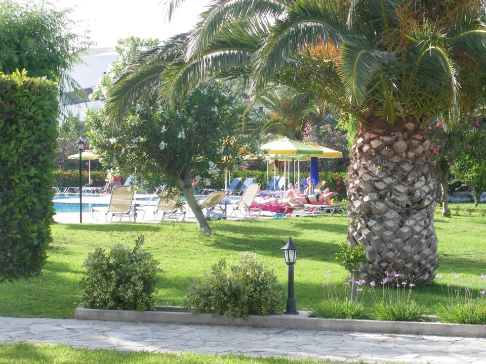 Vom Balkon in den Garten Hotel Esperia