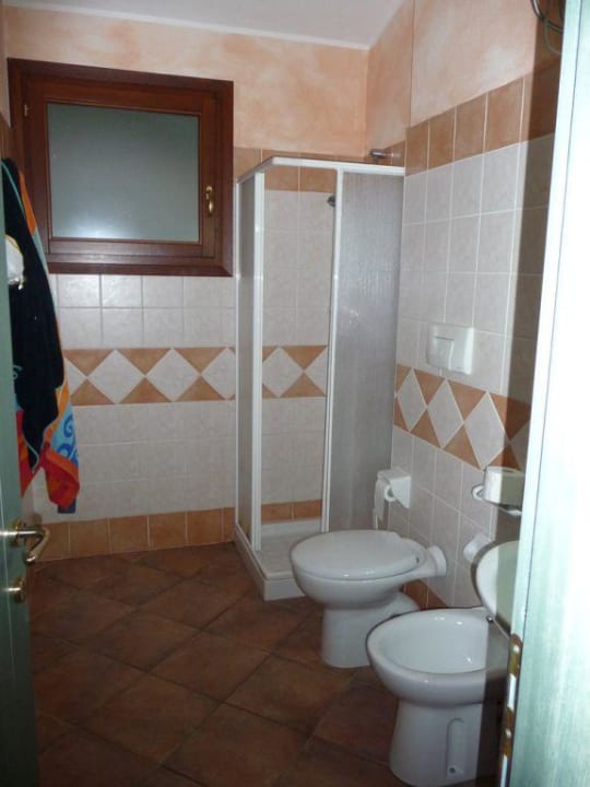 Badezimmer mit Dusche im IL Borgo Haus Residence Porto Corallo