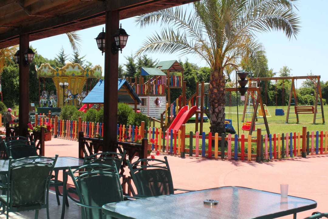 Kinderspielplatz mit Fußballfeld Hotel Turan Prince