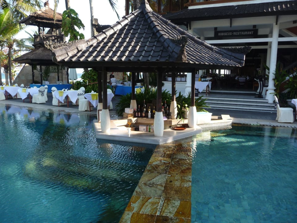 Poolbar Candi Beach Resort and Spa