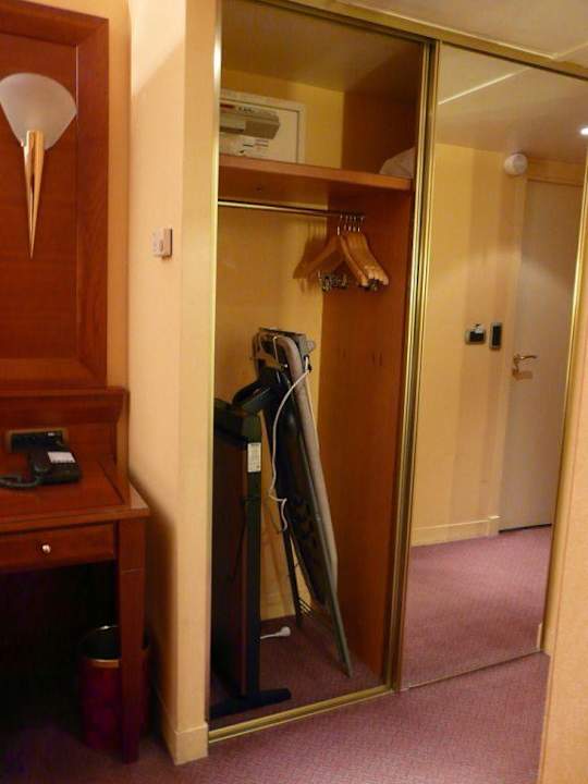 L'armoire Courtyard by Marriott Paris Roissy Charles de Gaulle Airport