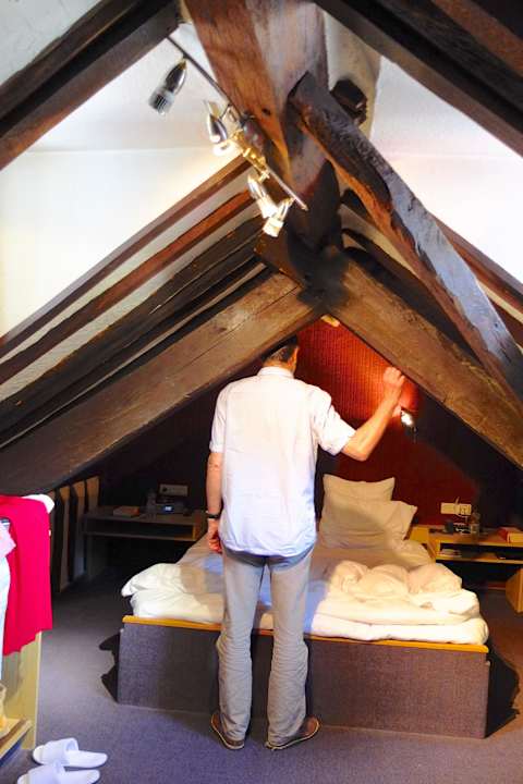 Doppelbett in der "Suite" 311 Hotel International